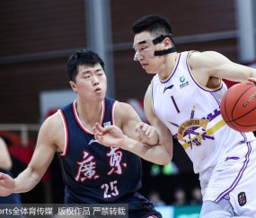 九游- 闽南雷霆队鏖战江汉金雕队，击剑联赛守住胜果，替补奇兵立功。外援联手发威