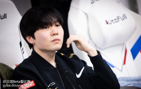 九游-DWG引发争议！，Rookie官方宣布出色发挥新规上演精彩一战(dwg冠军成员)